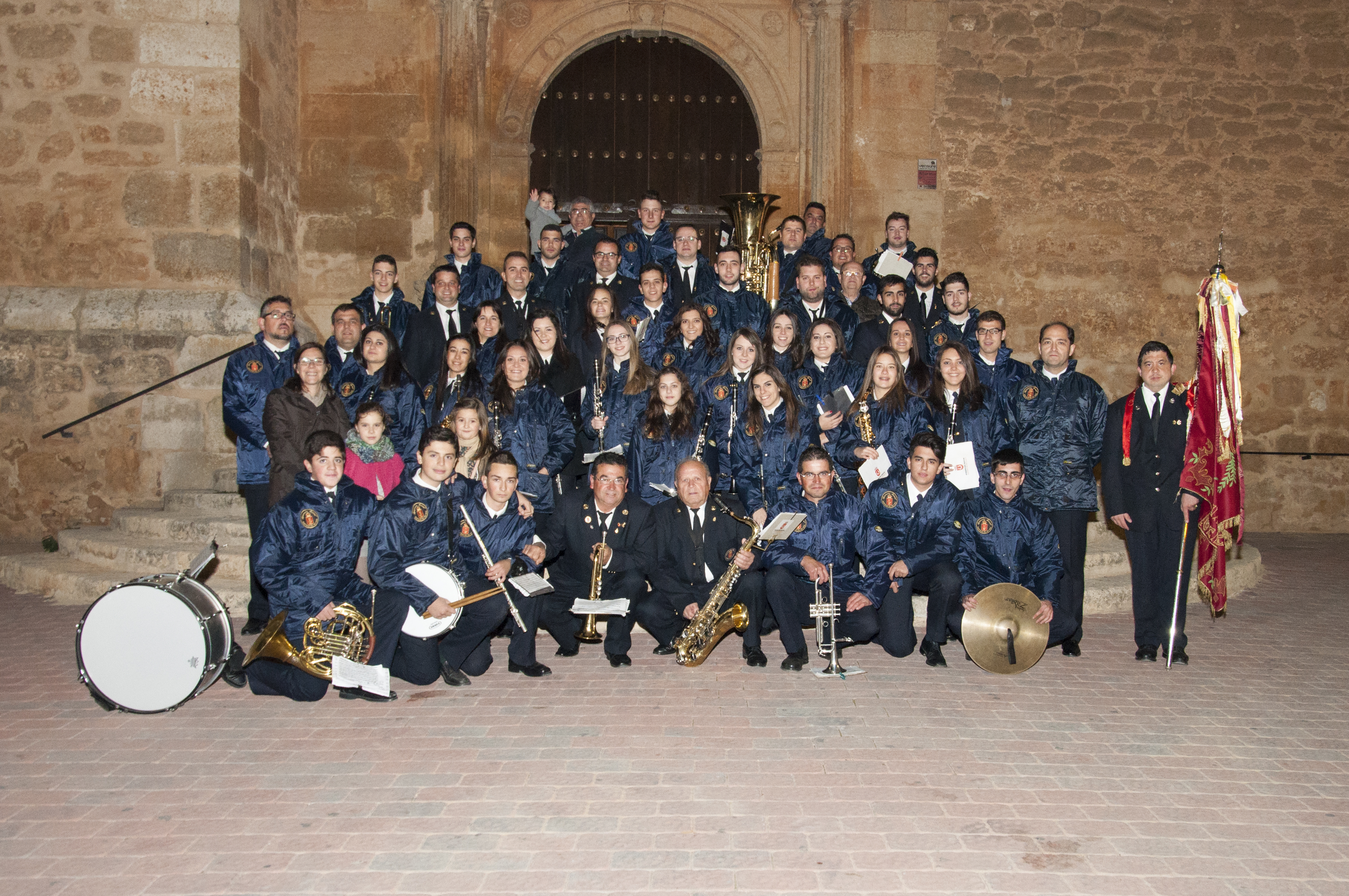 Banda de Música — actuación nocturna frente a la iglesia