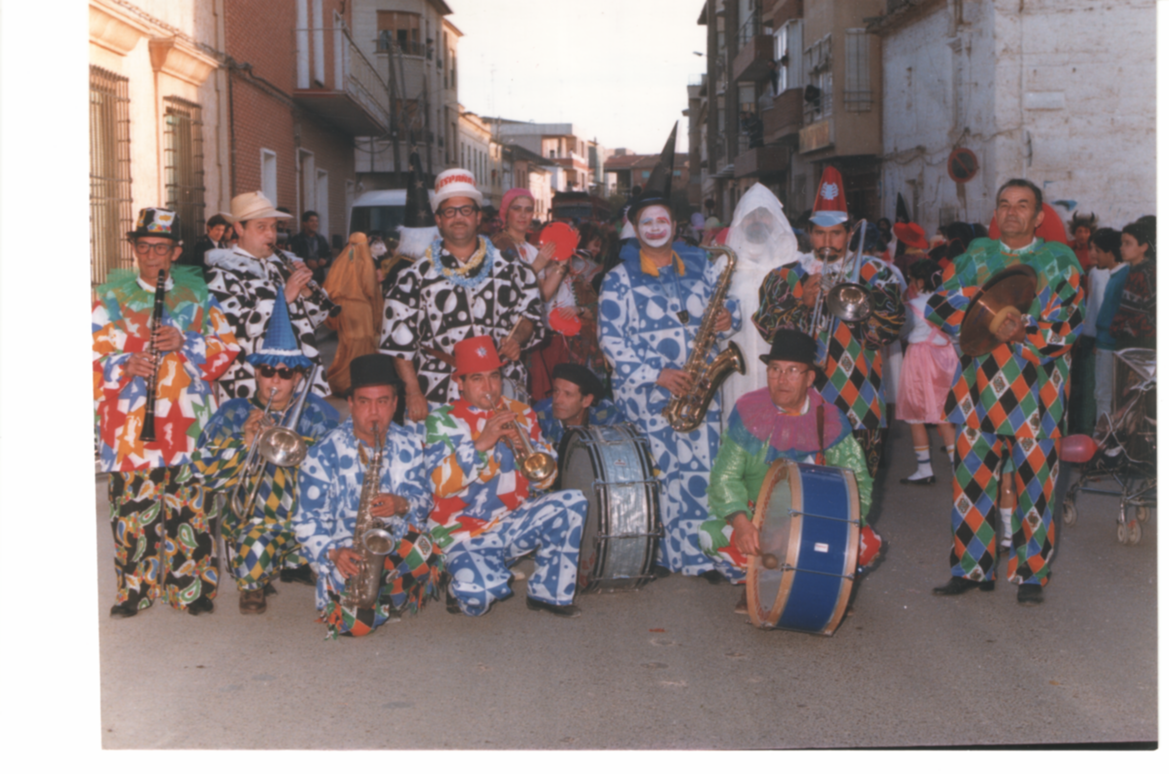 Carnavales — banda disfrazada de payasos