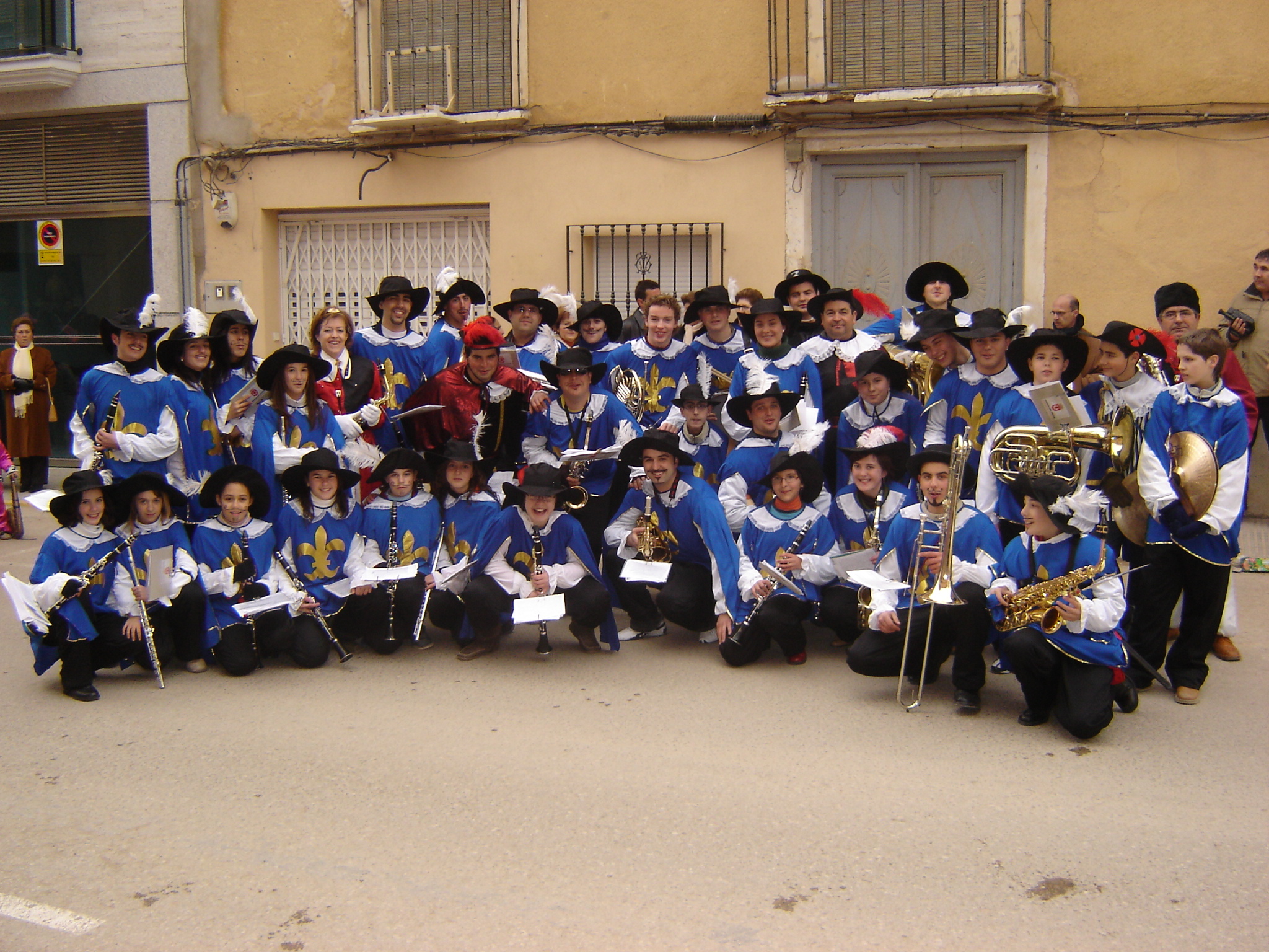 Carnavales — banda disfrazada de mosqueteros