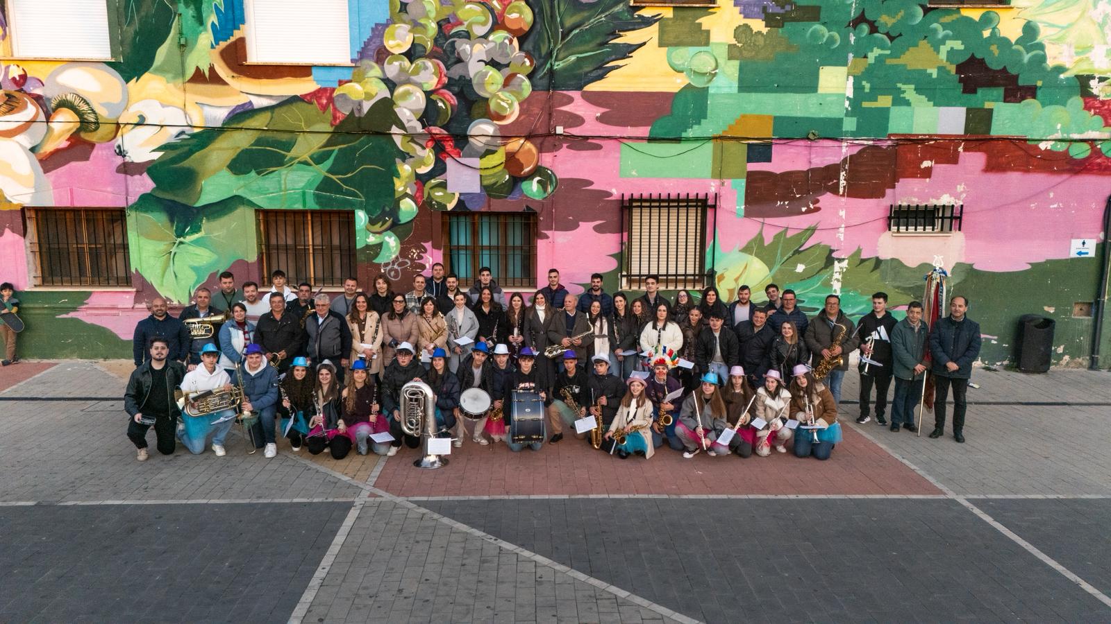 Carnavales — foto de grupo con disfraces coloridos