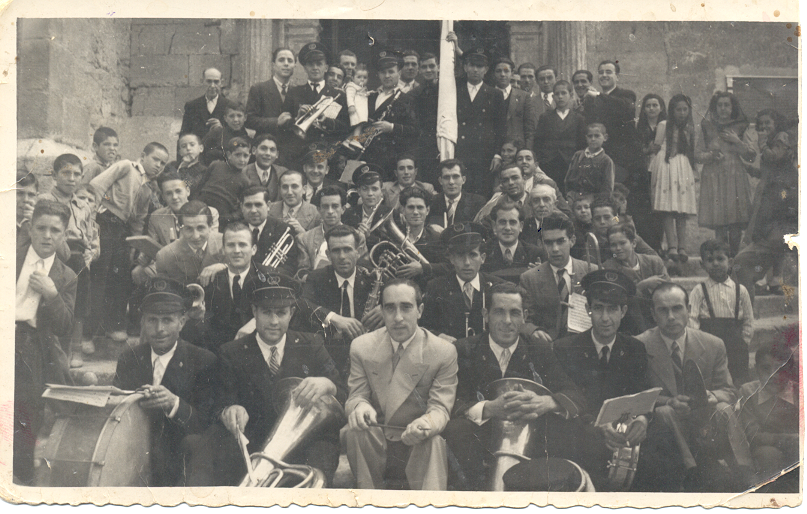Fotografía histórica — Luis en la iglesia